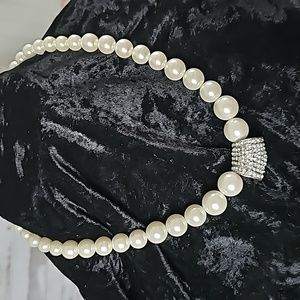 Gorgeous Ladies Pearl and silver rinestones Necklace 18 inches with extender 27'
